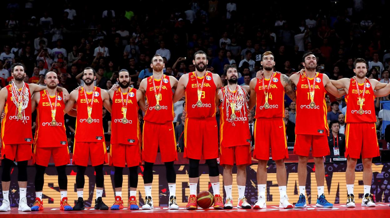 Los jugadores de la selección española de baloncesto, tras ganar el oro en el Mundial de China
