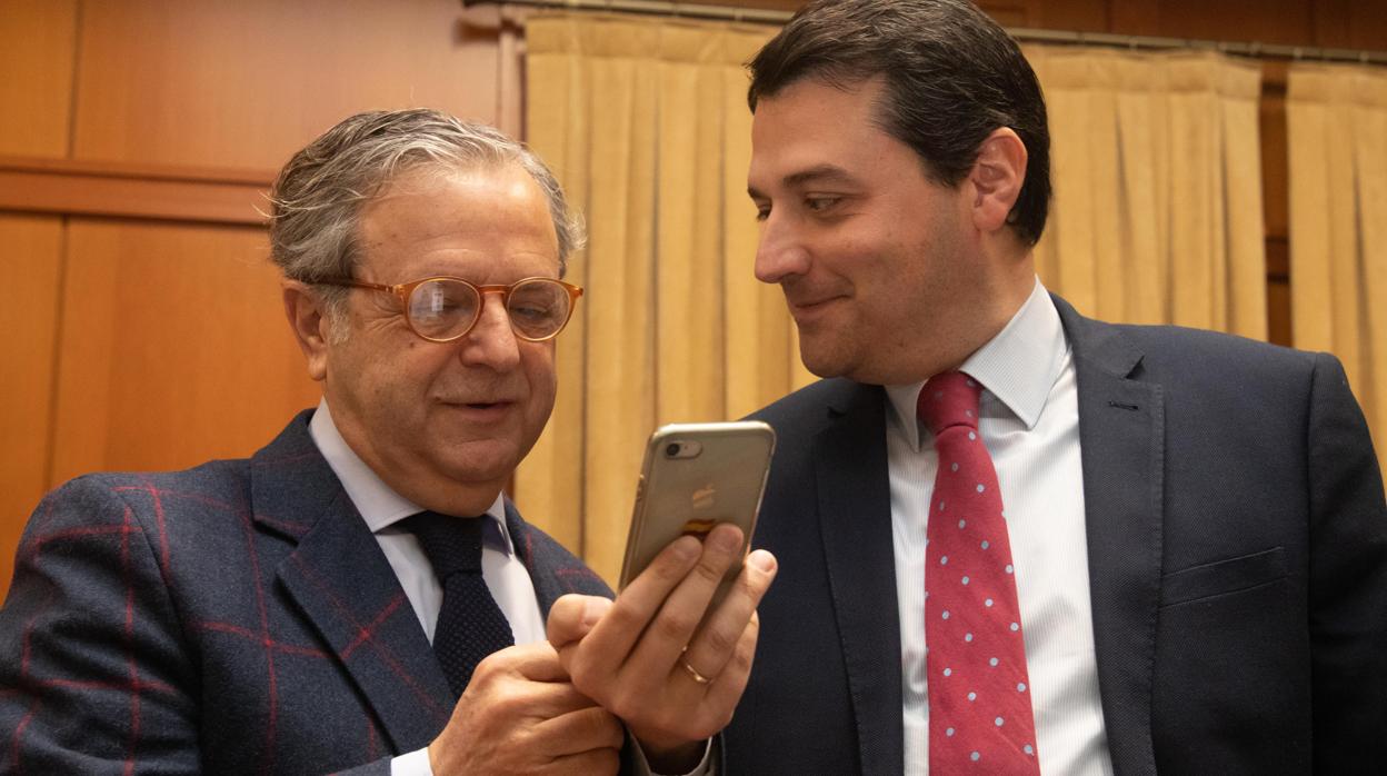 Salvador Fuentes y José María Bellido consultan un mensaje en el móvil