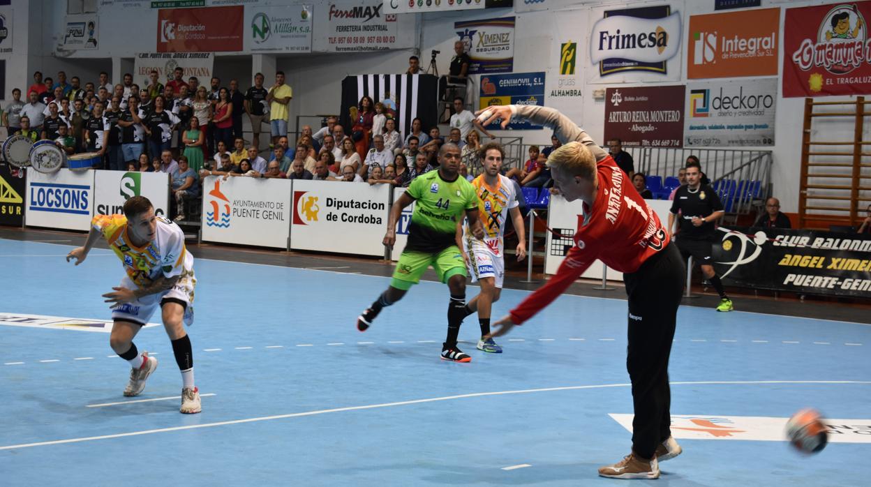 Penalti del Ximénez en el último partido en casa, ante Anaitasuna