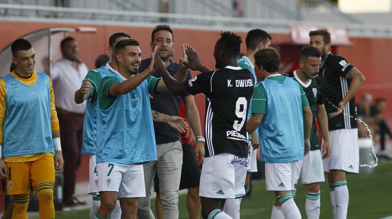 Zelu felicita a Owusu en el gol