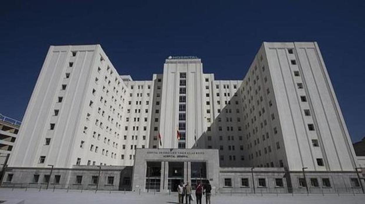 El Hospital Virgen de las Nieves de Granada, donde presuntmente se dispensaron fármacos ilegales.