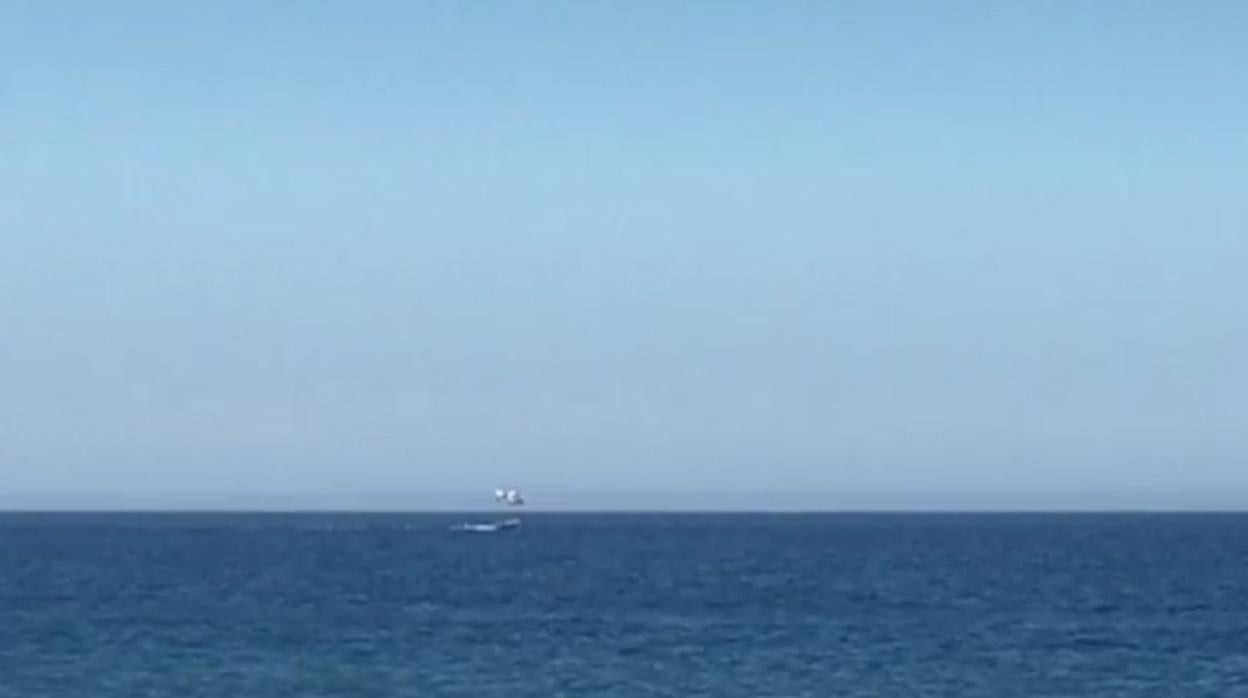 Imagen del helicóptero y la embarcación tomada en una playa de La Línea de la Concepción