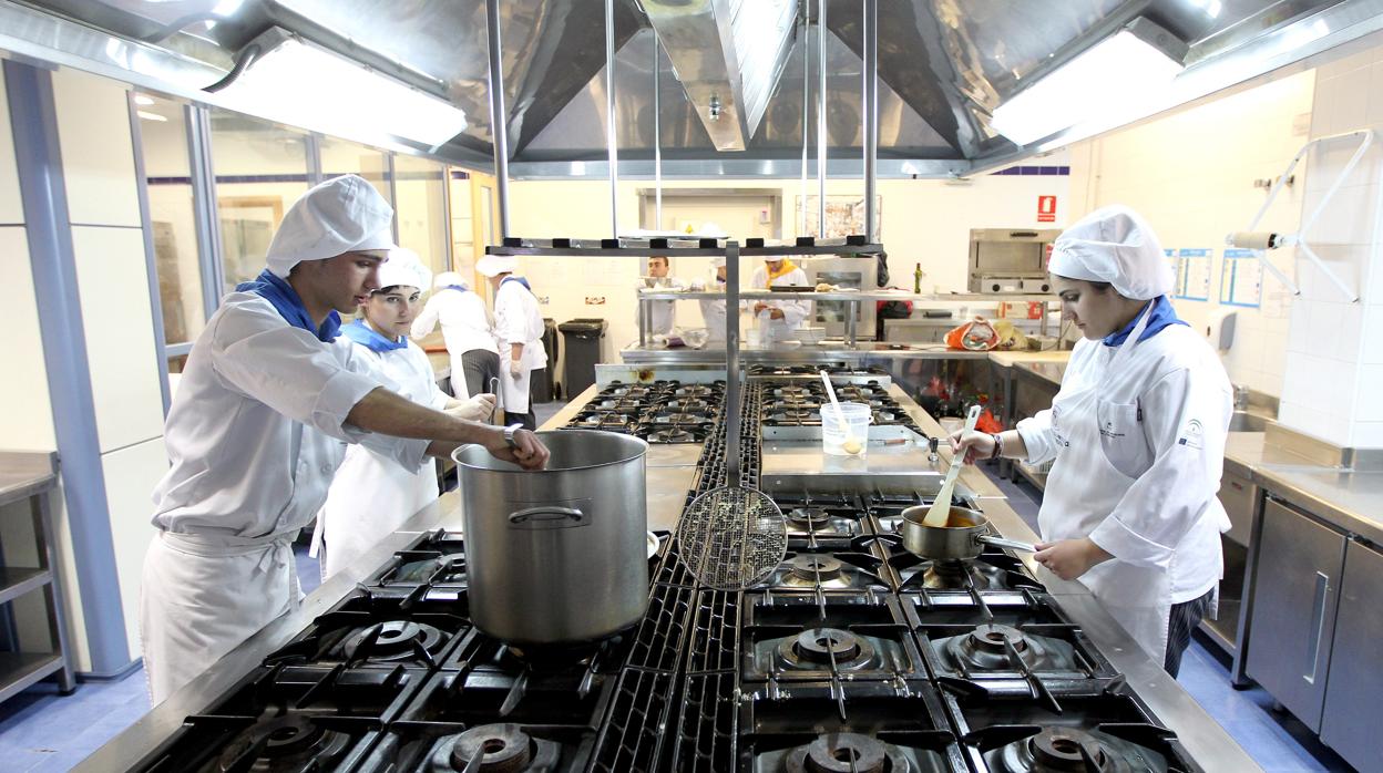 Alumnos en la cocina de la Escuela de Hostelería de Córdoba
