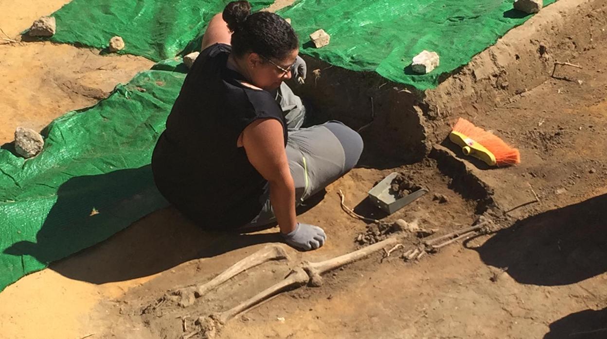 Una de las integrantes del equipo realizando el sondeo en el parque que antiguamente acogió al Cementerio