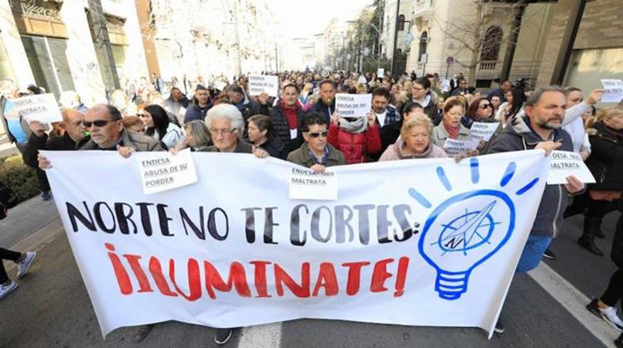 Vecinos de la zona Norte de Granada, en una manifestación contra los cortes de luz