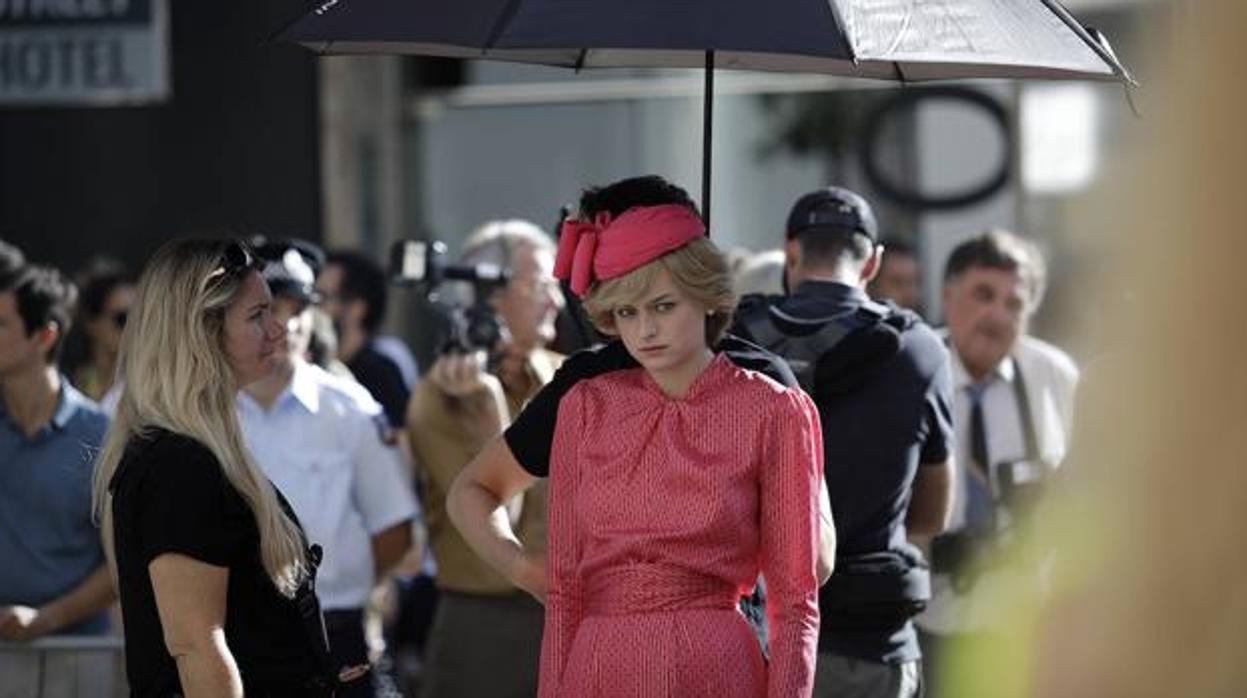 Emma Corrin caracterizada como Diana de Gales durante el rodaje en Málaga