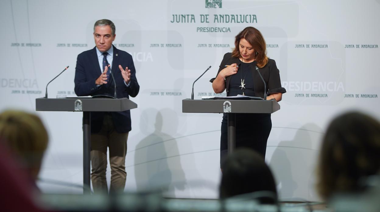 El consejero de la Presidencia, Elías Bendodo, con la titular de Agricultura, Carmen Crespo