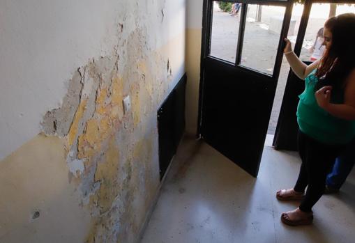 Una vecina observa un punto de entrada a un semisótano de Las Moreras