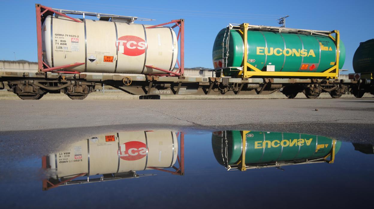Dos contendores en la estación de El Higuerón