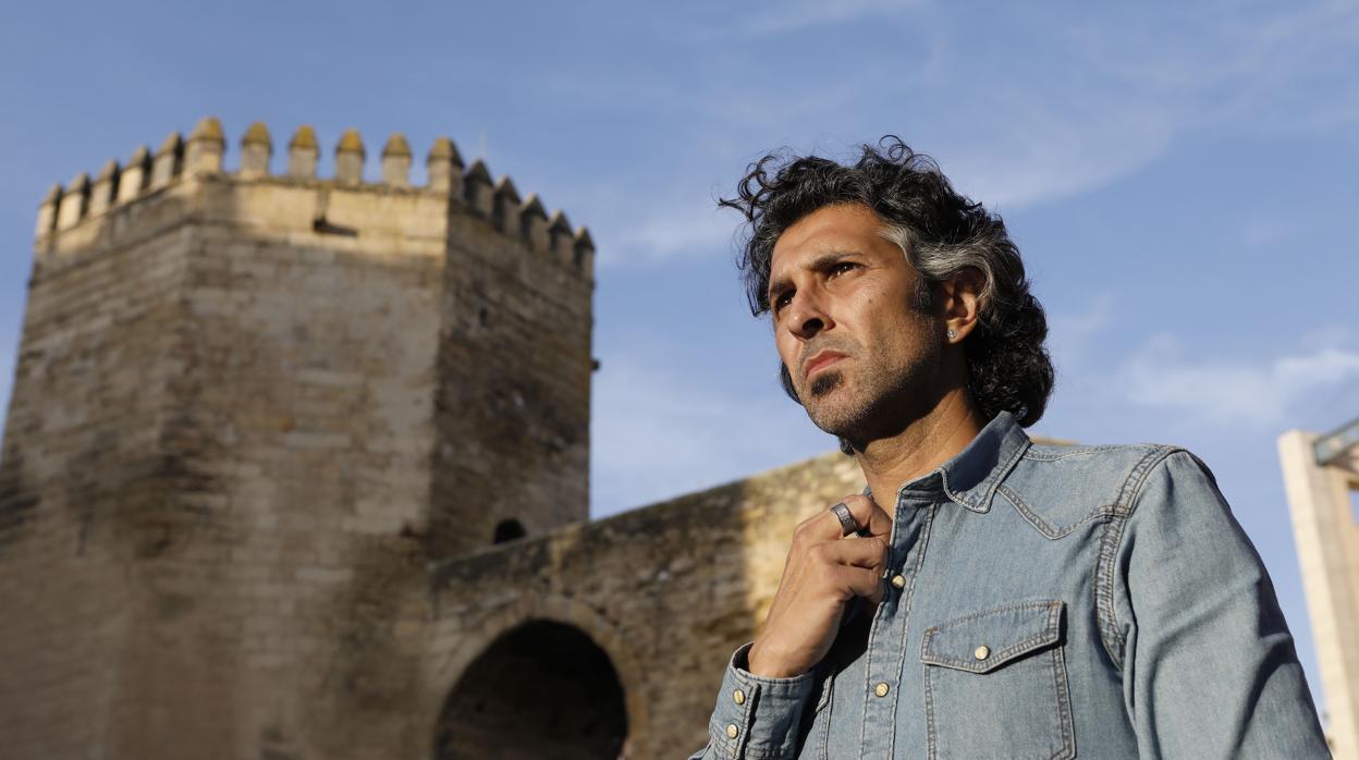 El cantaor Arcángel, junto a la torre de la Malmuerta de Córdoba