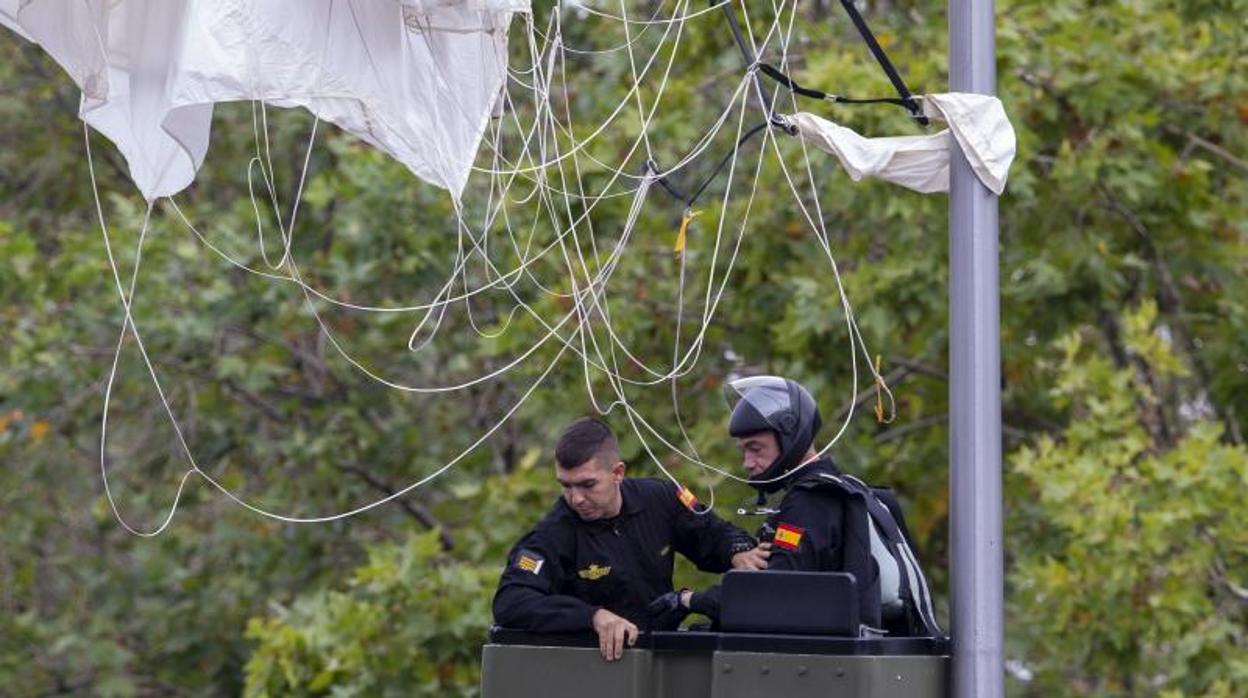 Rescate del paracaidista accidentado en el desfile de las Fuerzas Armadas