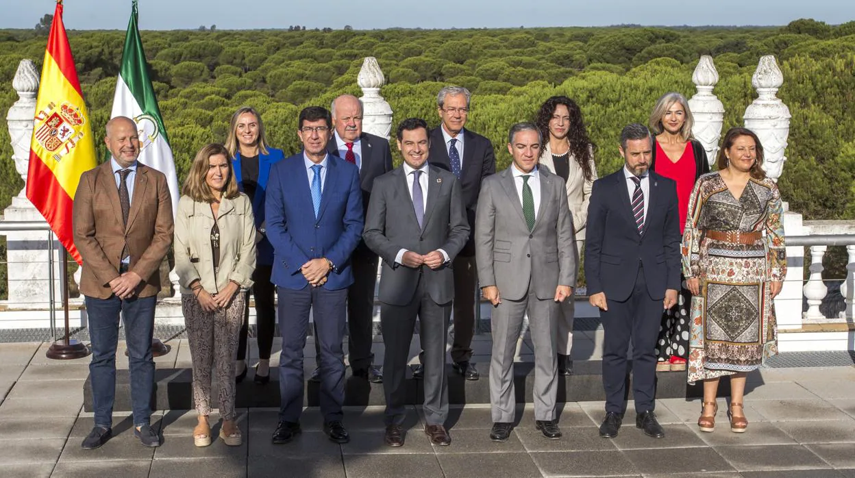 El Gobierno andaluz posa en pleno en el Palacio del Acebrón en Doñana