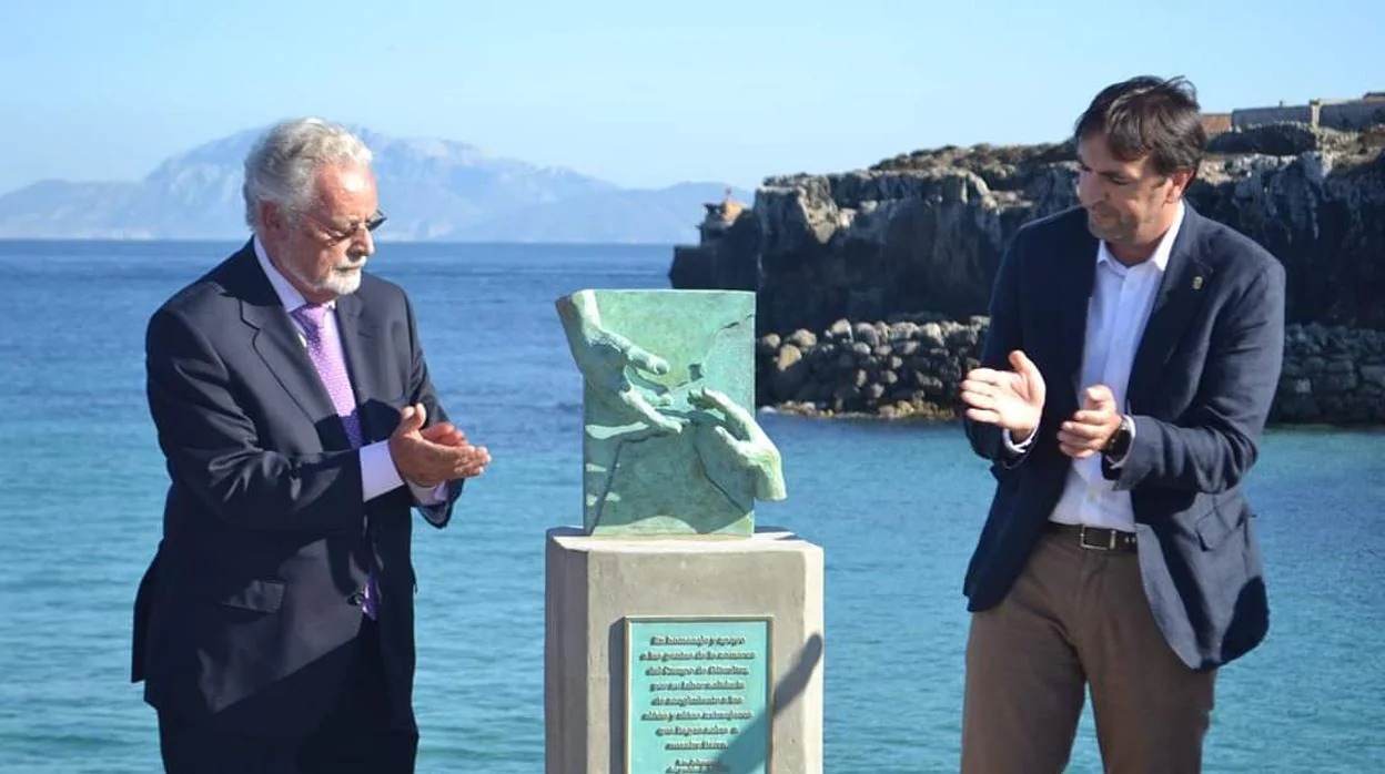 El Defensor del Pueblo Andaluz y el alcalde de Tarifa descubren una escultura