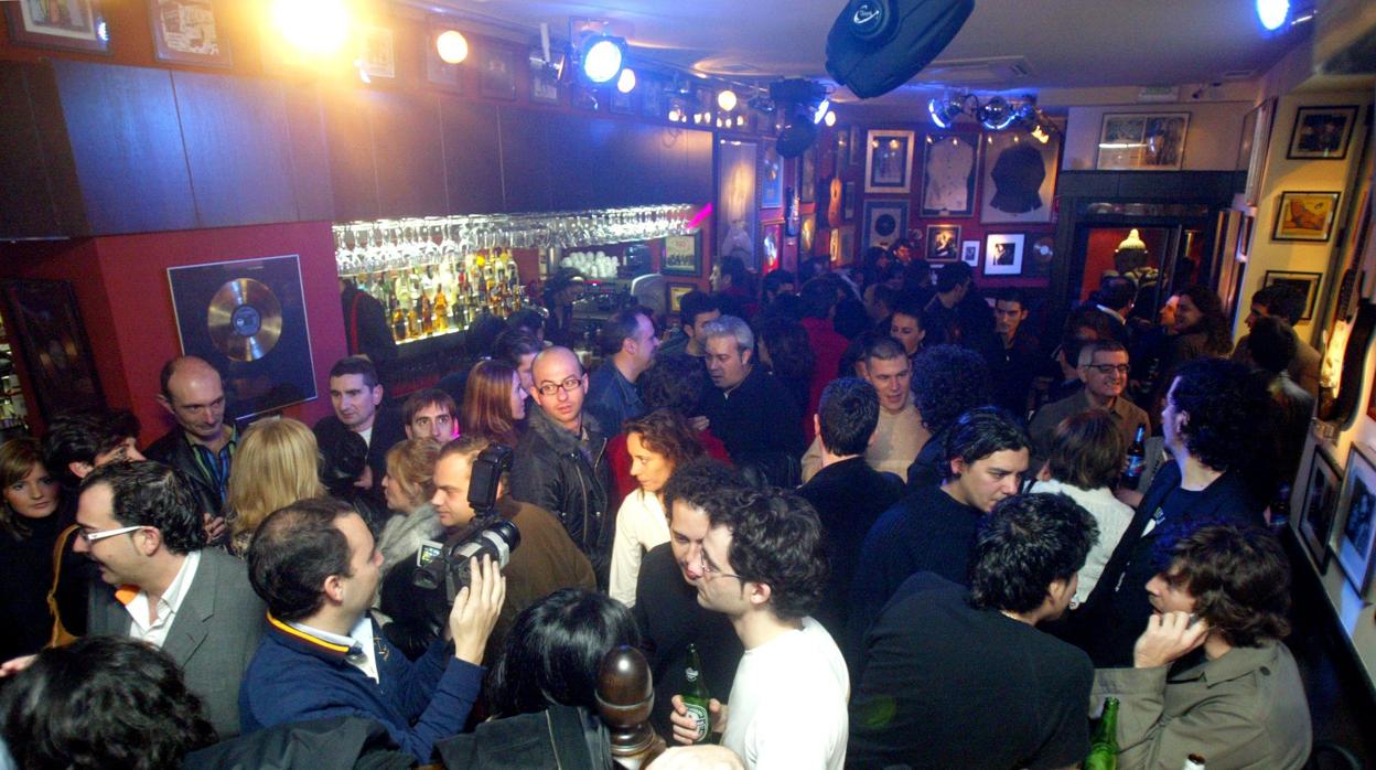 Local adornado con objetos de estrellas del rock