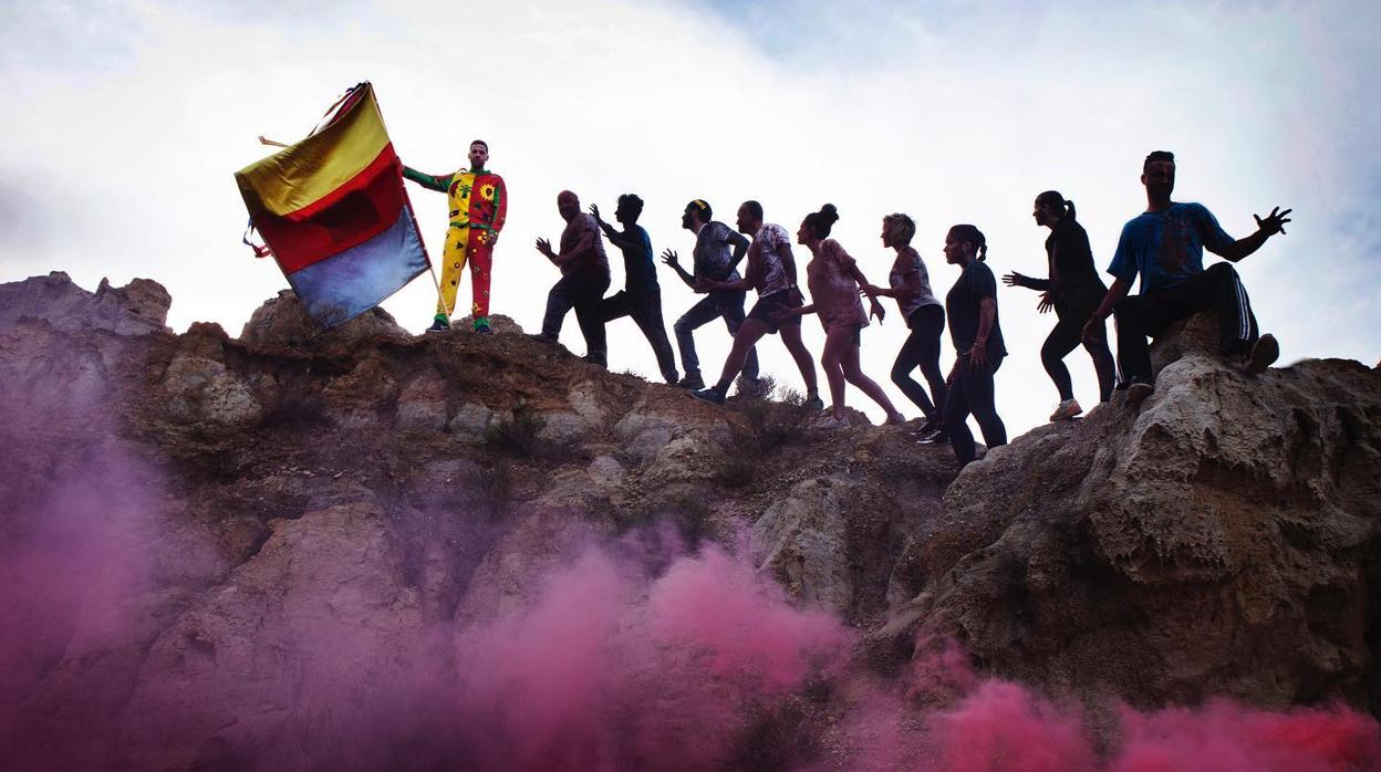 A la izquierda, el Cascamorras, protagonista de una de las tradiciones más importantes de Guadix y Baza.