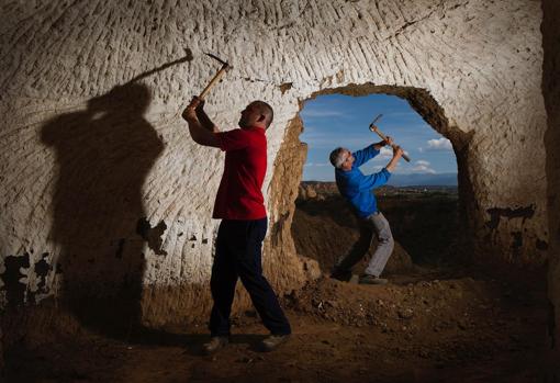 Pepe Ruiz y otro cuevero, fotografíados mientras pican las entrañas de la tierra.