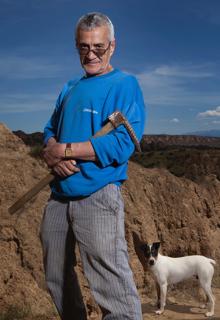 Pepe Ruiz, cuevero de Benalúa de Guadix, junto a su perro Neutrino.