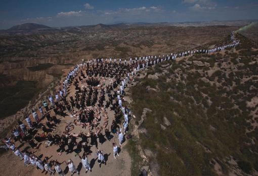Fotografía multitudinaria, con desnudos, en los «badlands» del Geoparque de Granada.