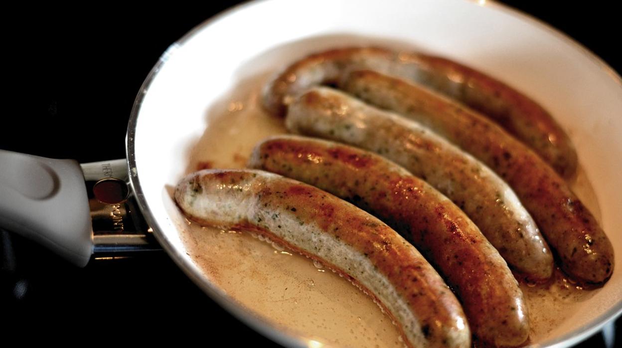 Salchichas en una sartén