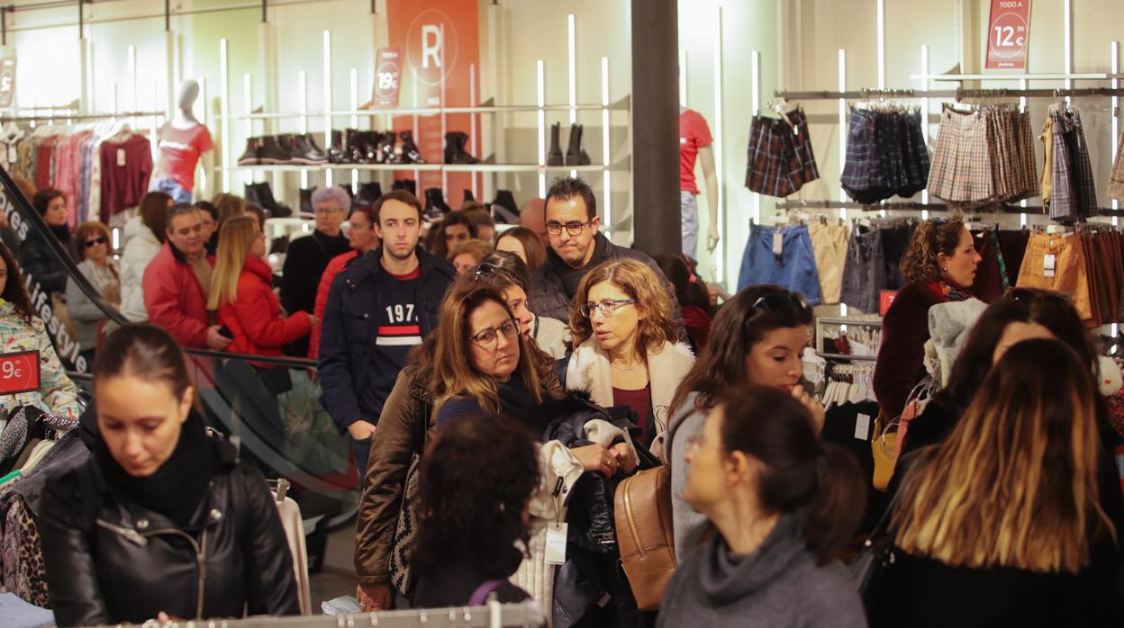 Clientes en un establecimiento comercial de Córdoba en época de rebajas