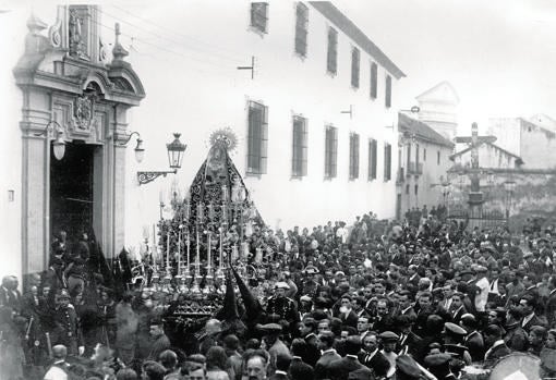 La Virgen de los Dolores en la plaza del Cristo de los Faroles en 1925