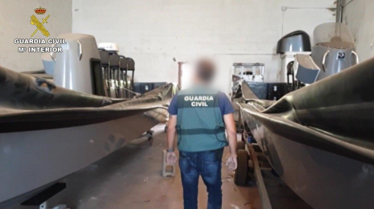 Agente de la Guardia Civil durante la operación