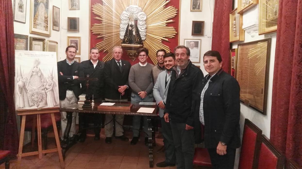 Momento de la firma entre la hermandad y la banda