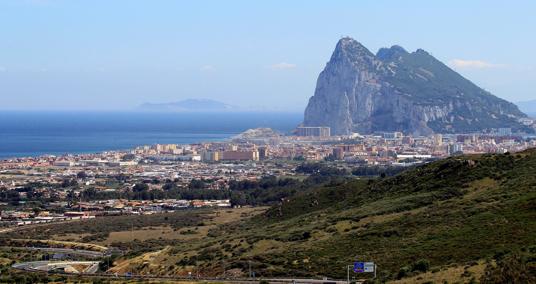 Imagen del Peñón con La Línea a sus pies
