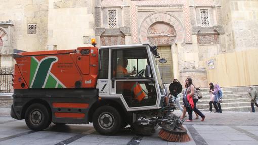 Una barredora pasa delante de la Mezquita-Catedral
