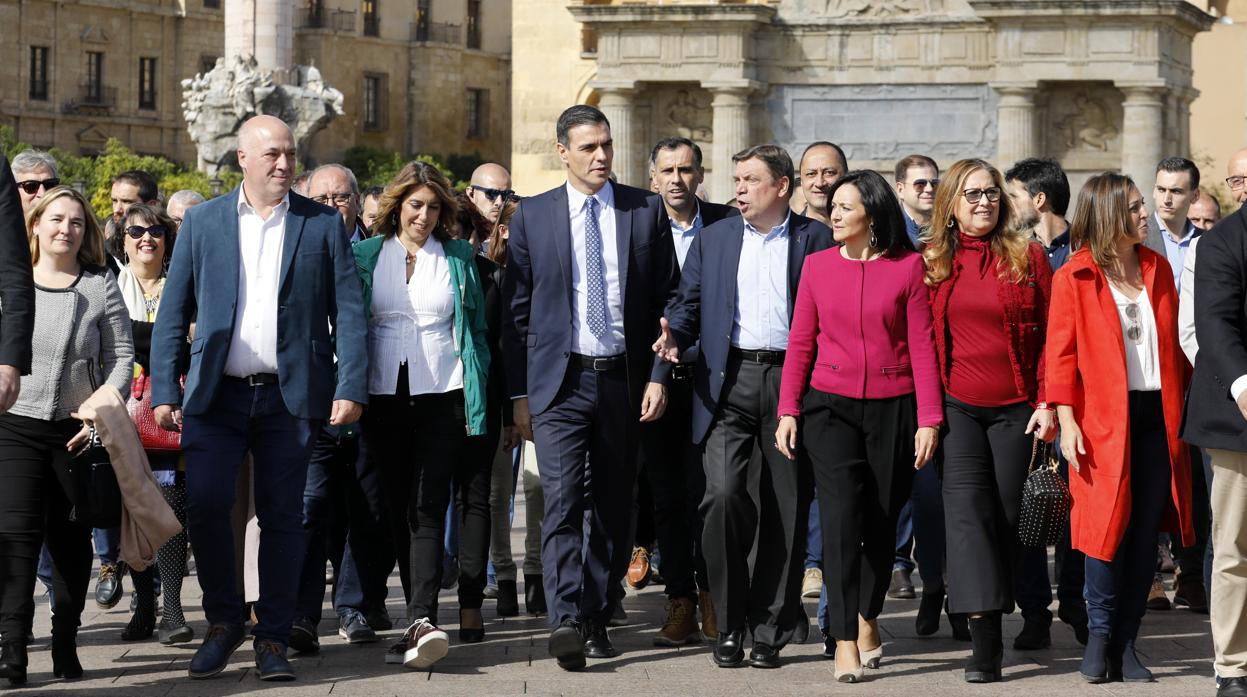 Paseo electoral por el Puente Romano
