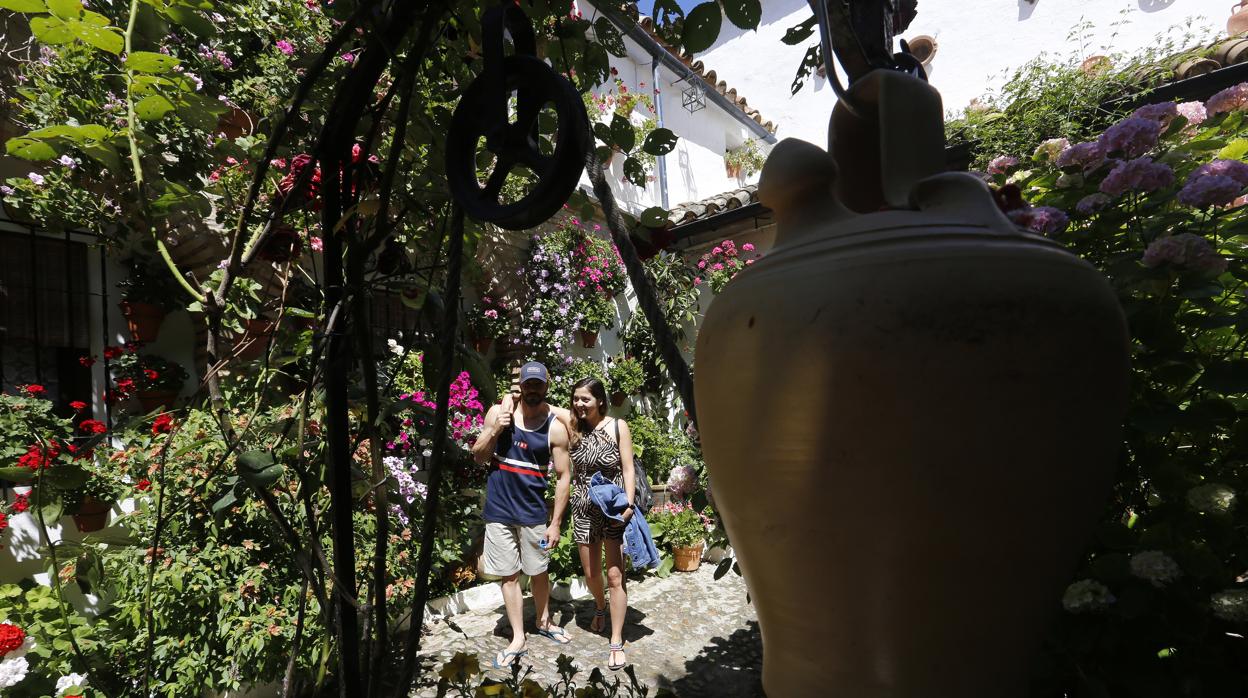 Visitantes en un patio del barrio de San Agustín de Córdoba