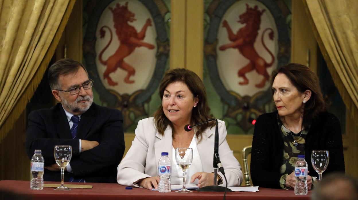 María del Amor Martín, entre José Calvo Poyato y Gloria Lora, durante su conferencia en El Templo de Córdoba