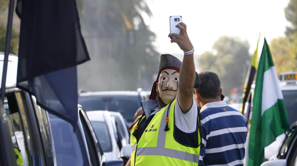 Un momento de la protesta de taxistas en Córdoba