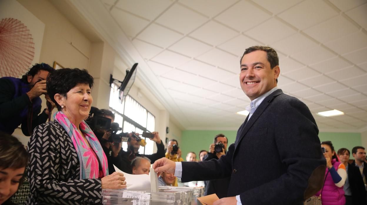 Juanma Moreno, en el momento en el que ha votado