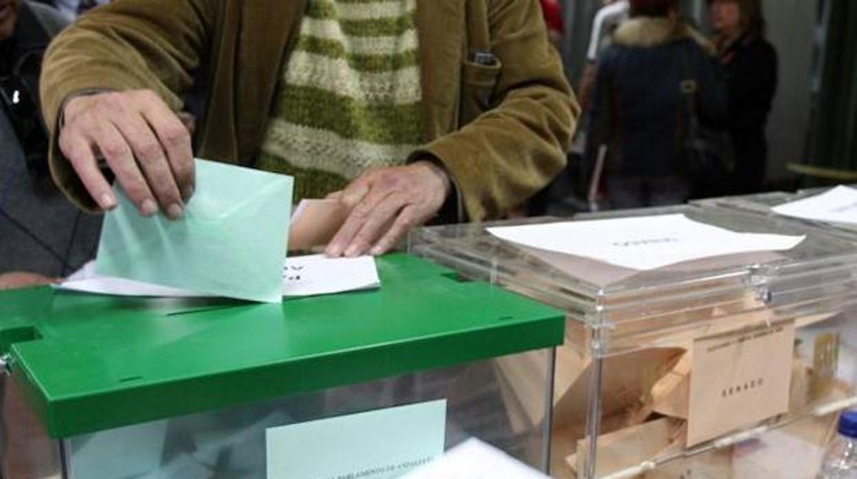 Un ciudadano deposita su voto de las elecciones generales 10N