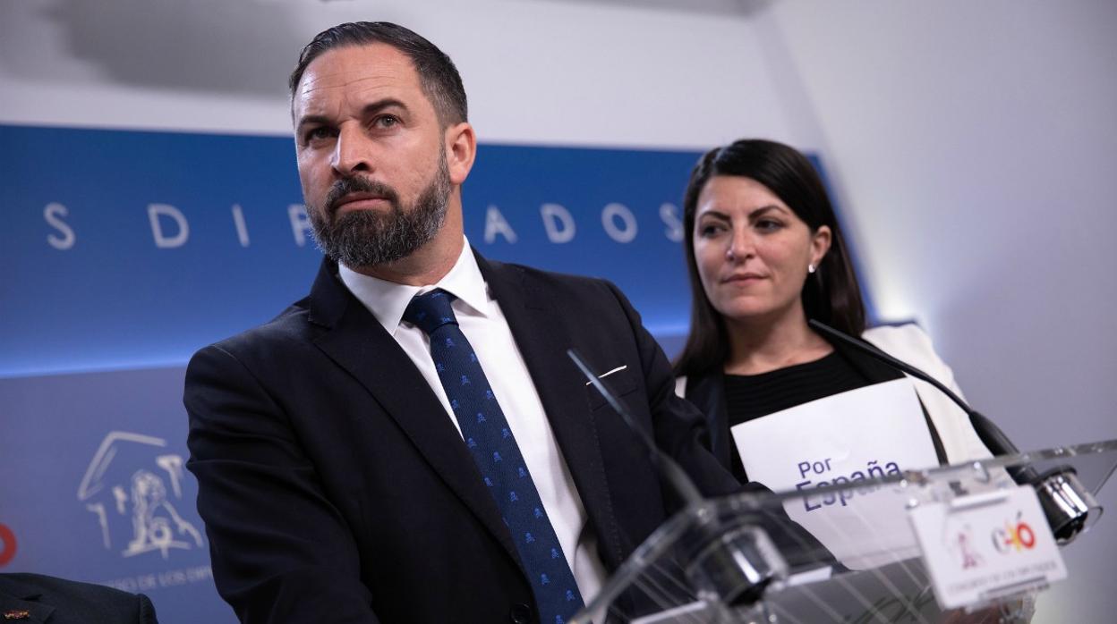 Santiago Abascal, presidente de Vox, junto a Macarena Olona, diputada por Granada.