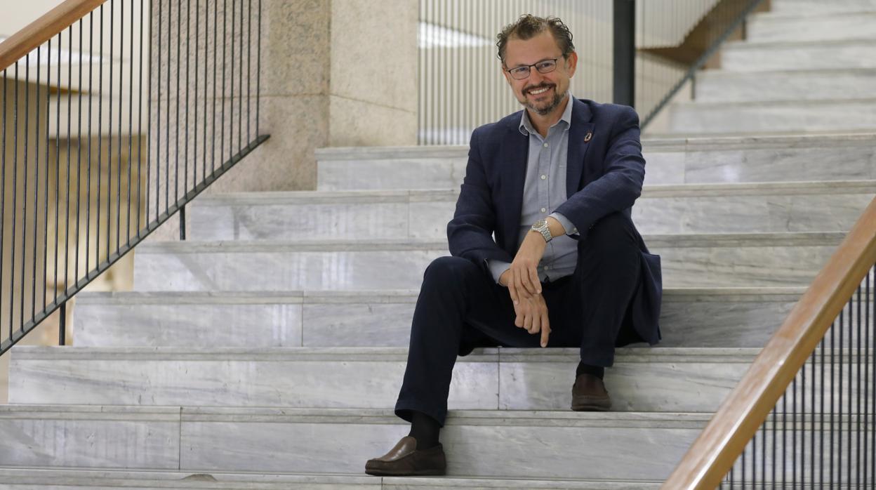 David Dorado en la escalera de entrada al Ayuntamiento de Córdoba