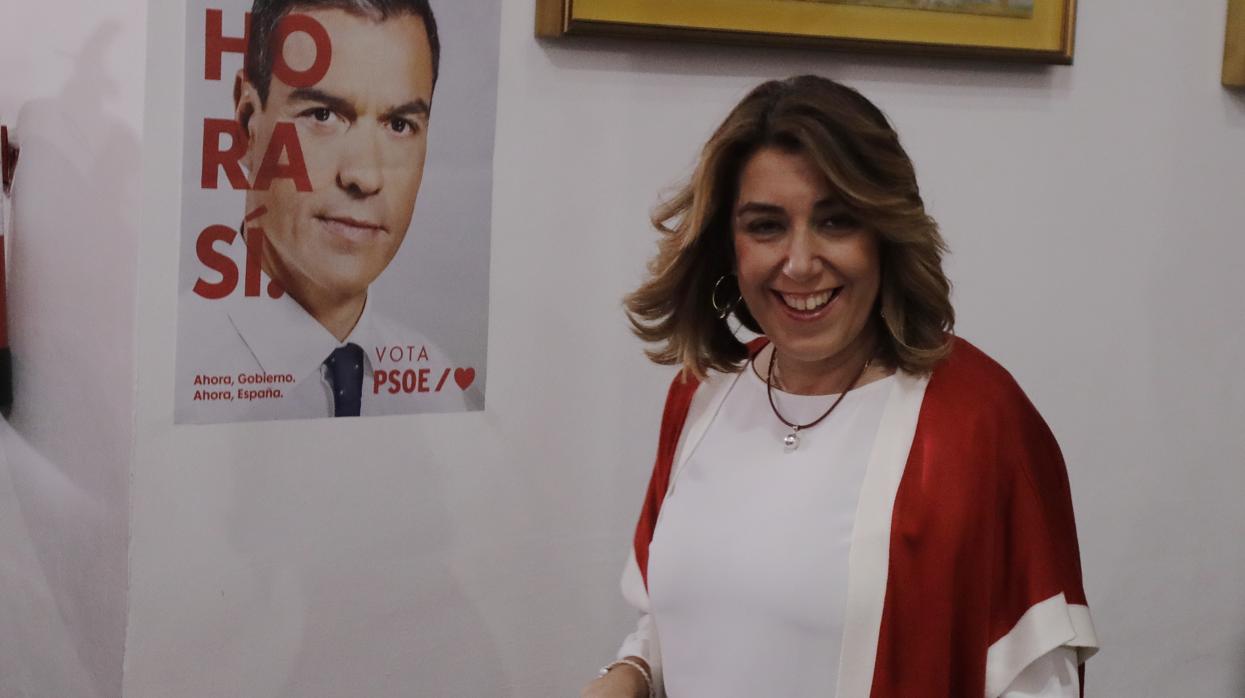 Susana Díaz rodeada de una parte de su Ejecutiva en la sede del PSOE en San Vicente