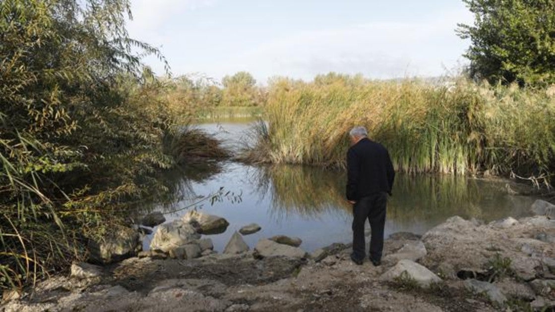 Un vecino muestra el abandono en el río Guadalquivir