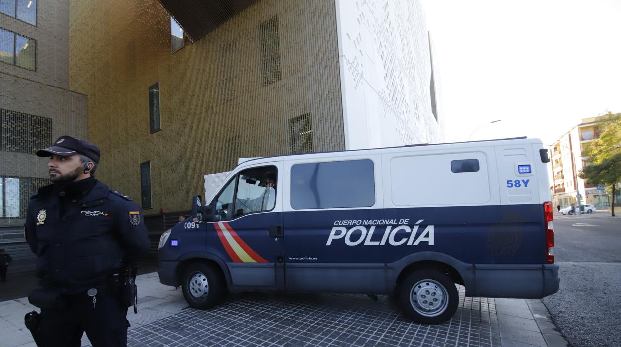 Entrada del furgón policial a la Ciudad de la Justicia de Córdoba