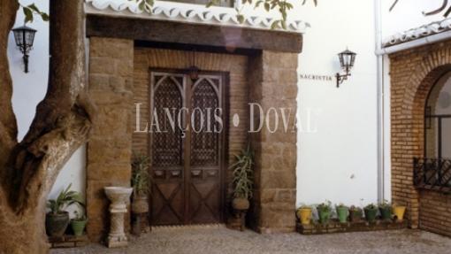 Puerta de acceso a la bodega en Montilla