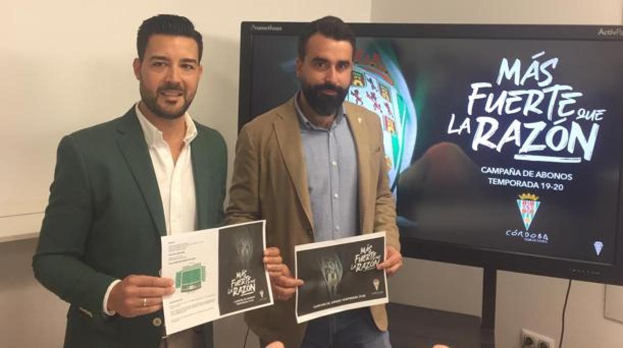 Alberto Mayoral, a la derecha, en la campaña de abonos del Córdoba CF