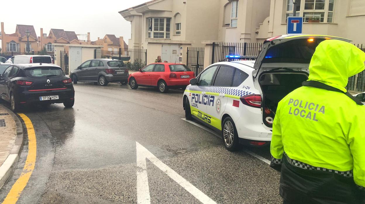 Un agente de la Policía Local, en el lugar de los hechos
