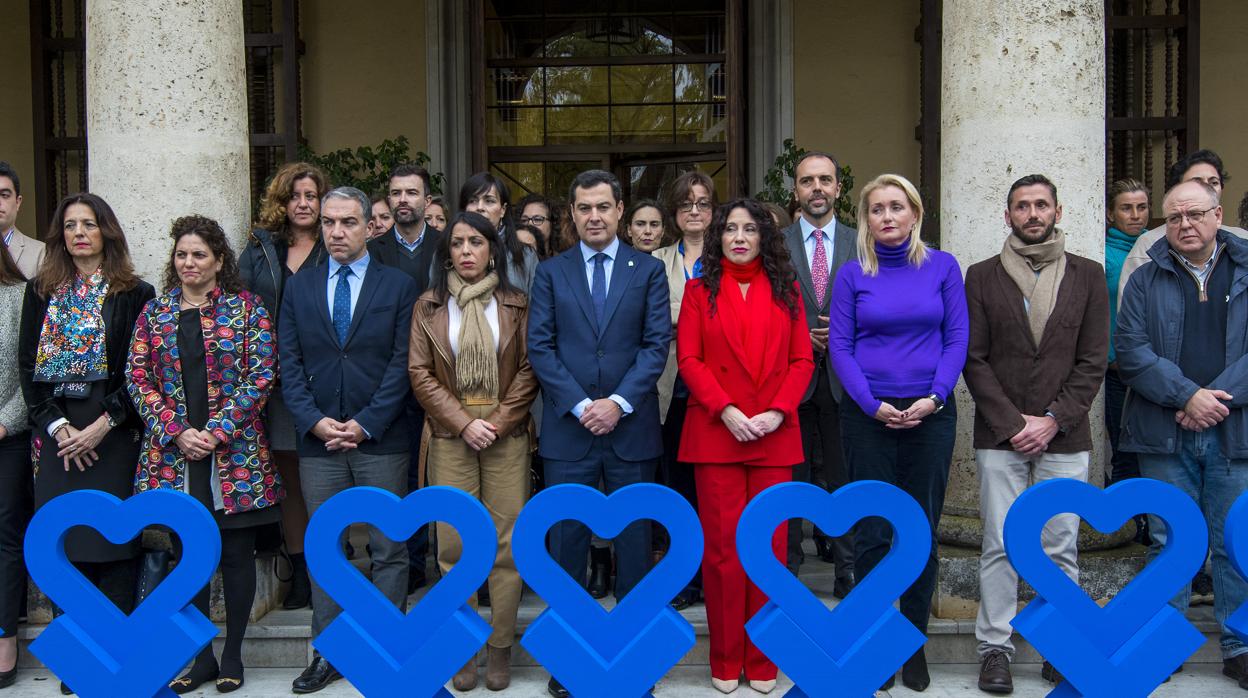 Juanma Moreno, la consejera de Igualdad y la presidenta del Parlamento, entre otros, en el acto central de repulsa contra la violencia de género