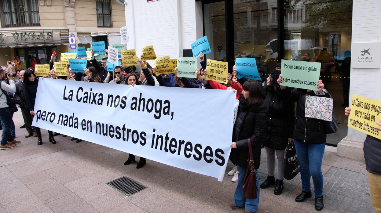 Protesta a las puertas de CaixaBank
