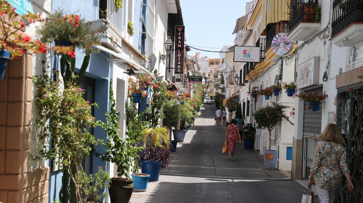 Calle del centro de Estepona, en el que se pretende que se ubiquen también residencias