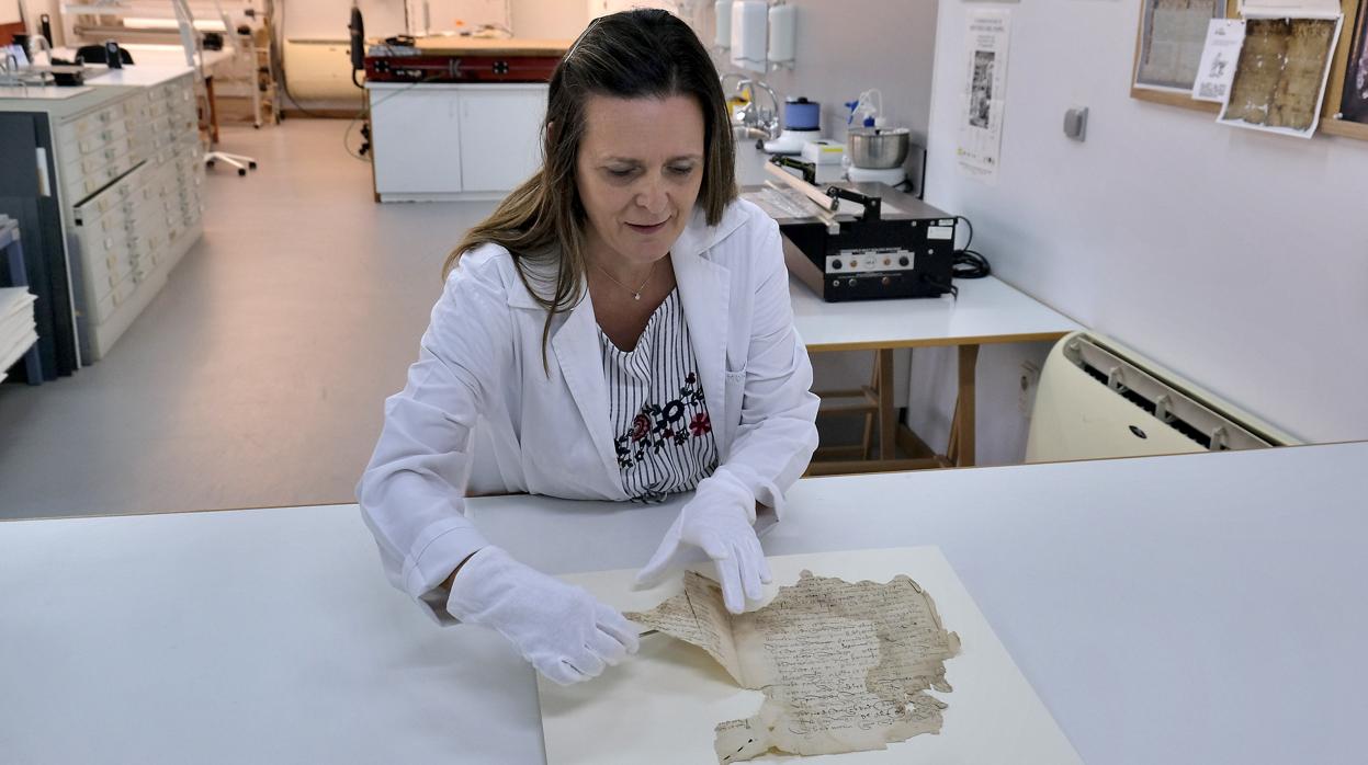 Restauración, en el IAPH, del testamento de Fernando de Magallanes