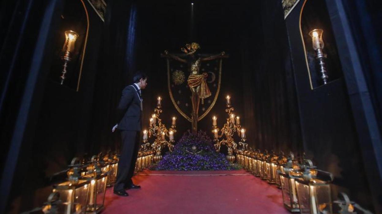 El Cristo del Remedio de Ánimas expuesto en besapiés el pasado marzo