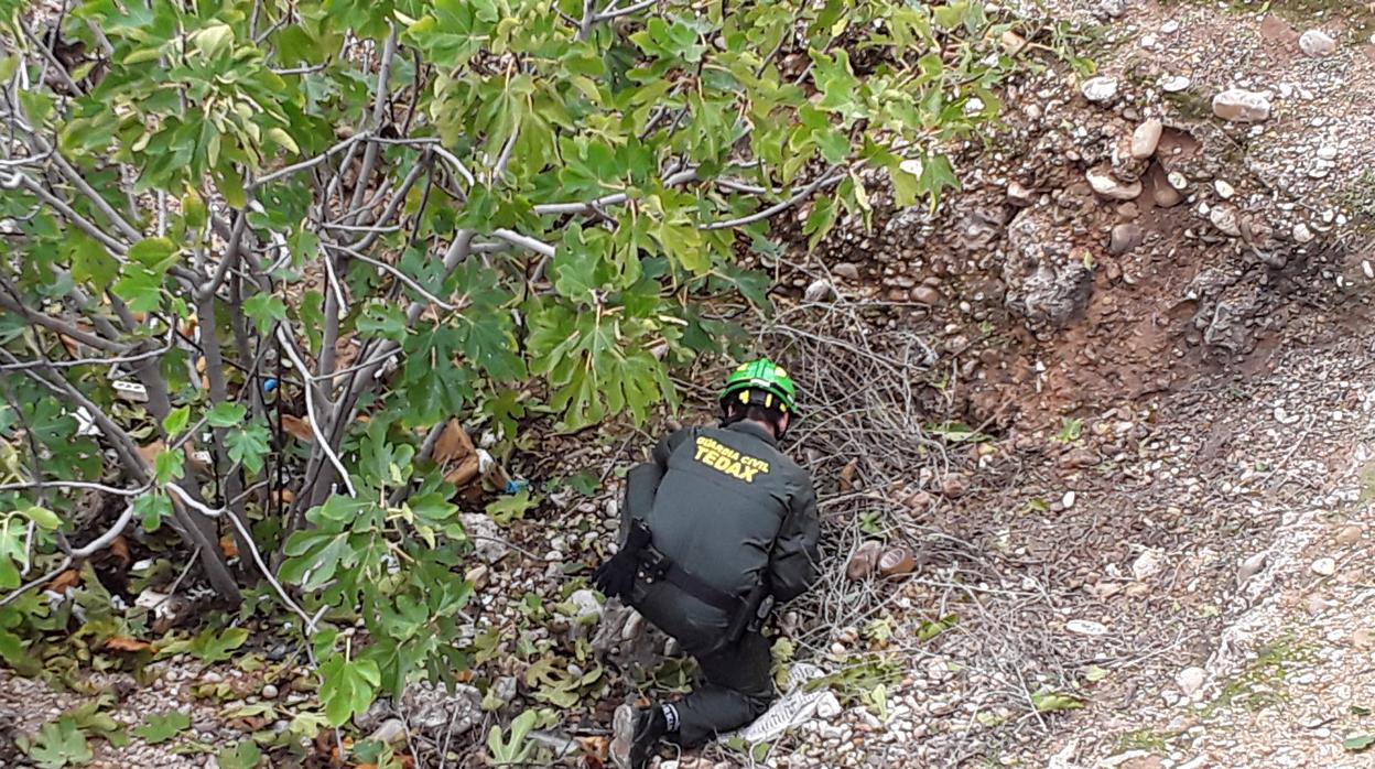 Un agente del grupo de desactivación de explosivos en el lugar donde ha sido descubierto el proyectil