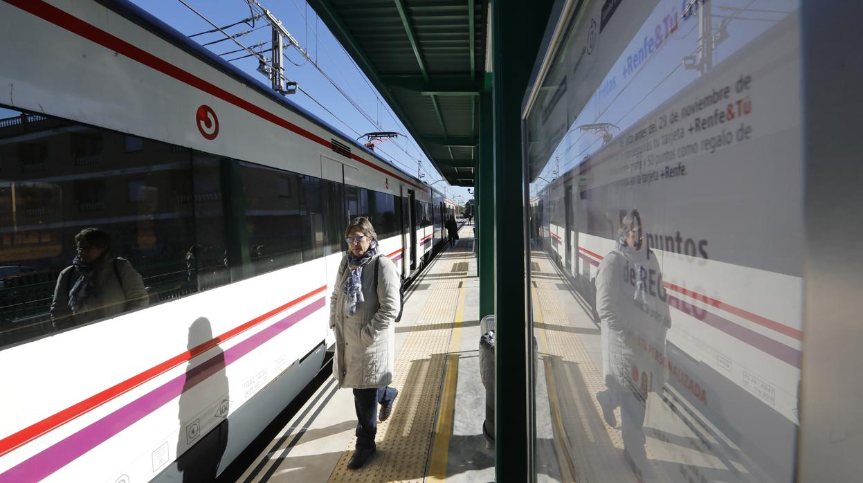 Tren de Cercanías en una estación de Córdoba